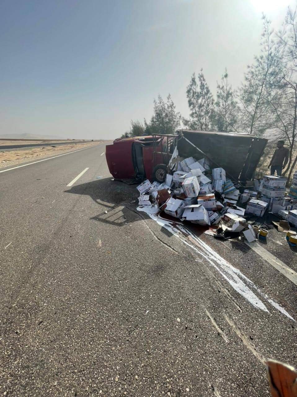 انقلاب سيارة محملة بالدهانات بصحراوي قنا