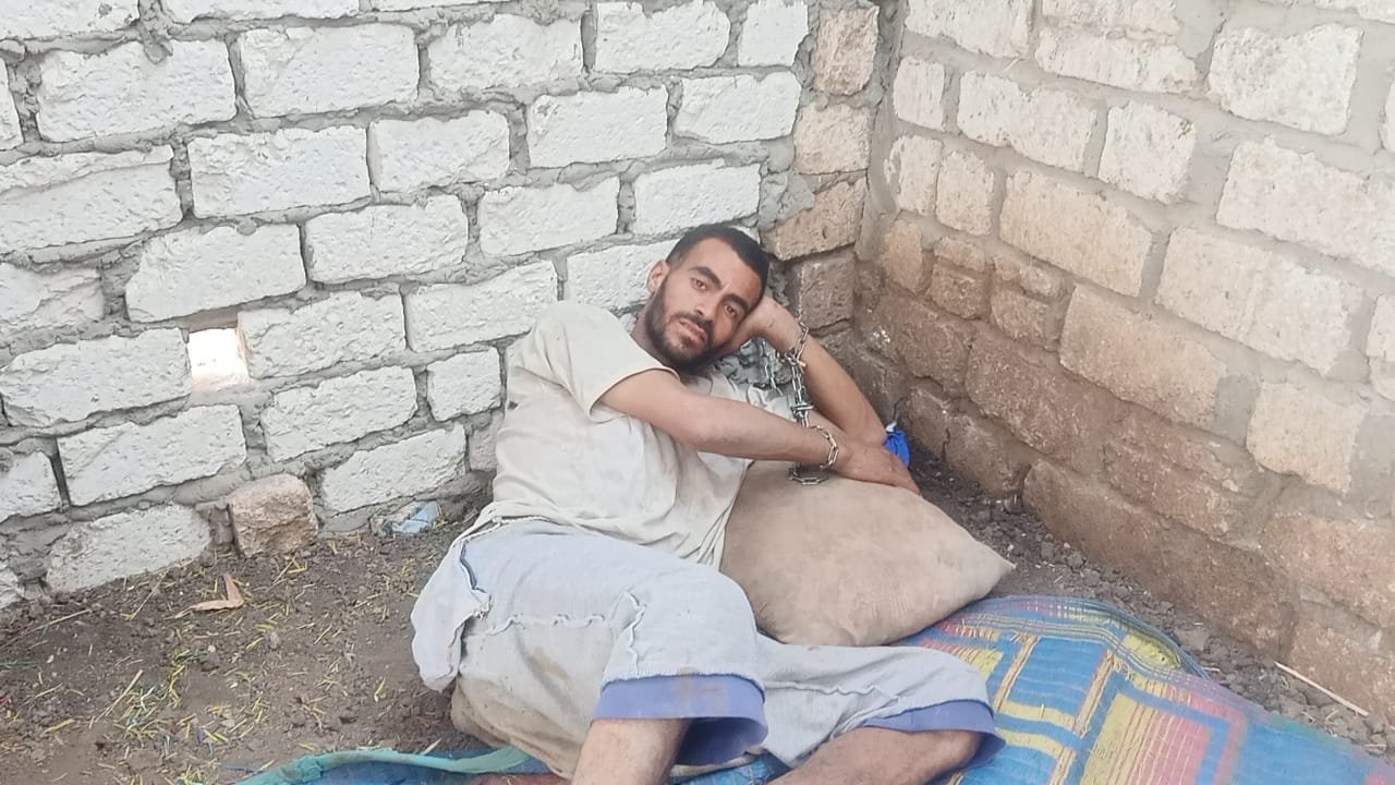 القبض على عامل بتهمة تكبيل شقيقه بالسلاسل