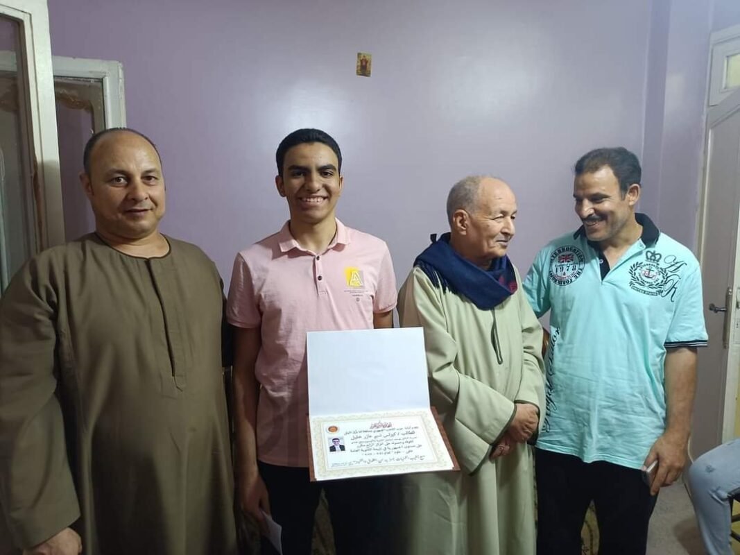 المنوفي يكرم طالب نجع حمادي