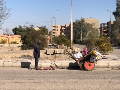 عامل نظافة في قنا