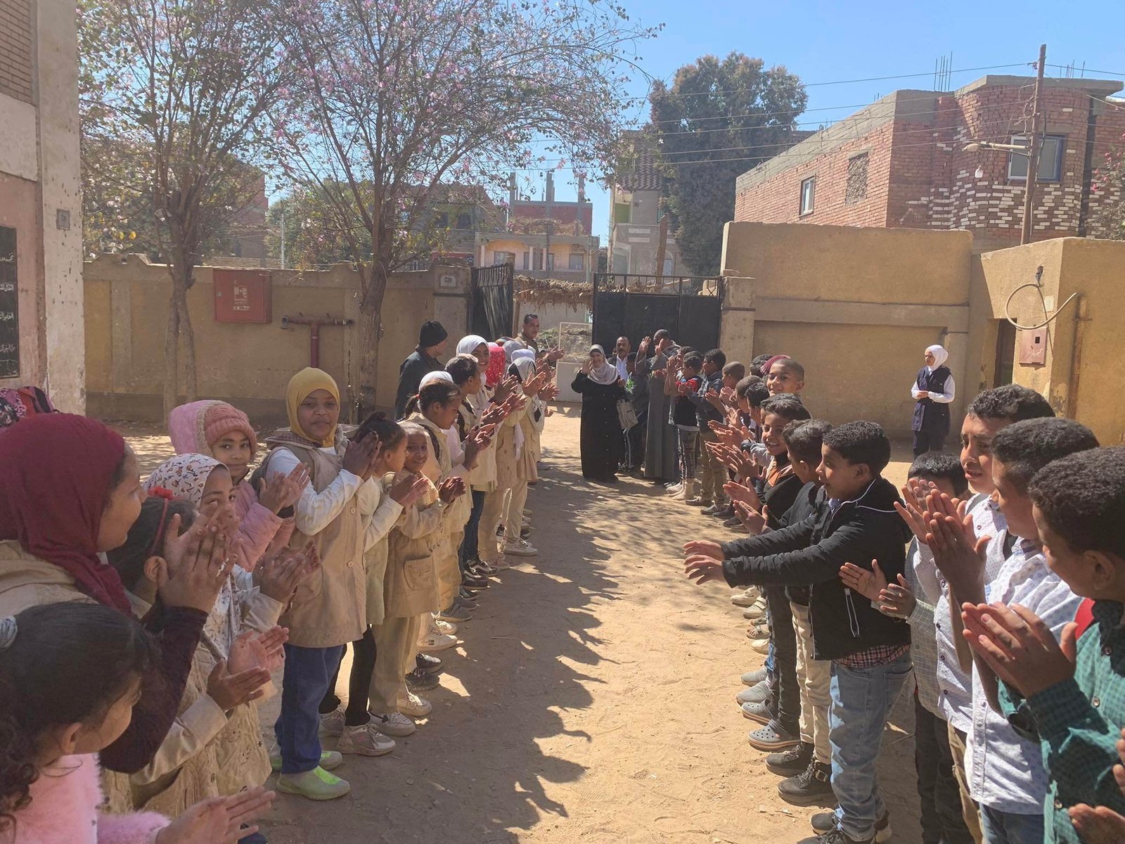 ممر شرفي لمعلمة في نجع حمادي