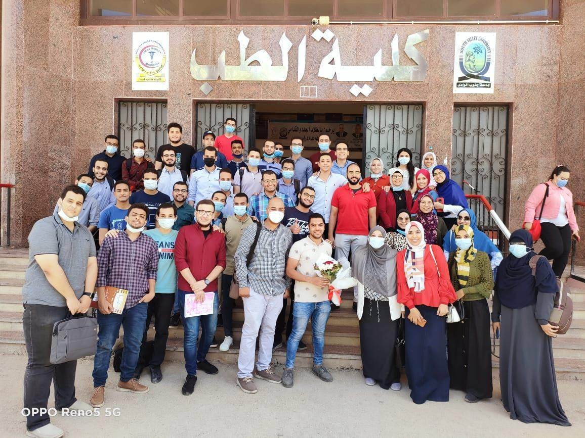 طلاب كلية الطب بـ قنا
