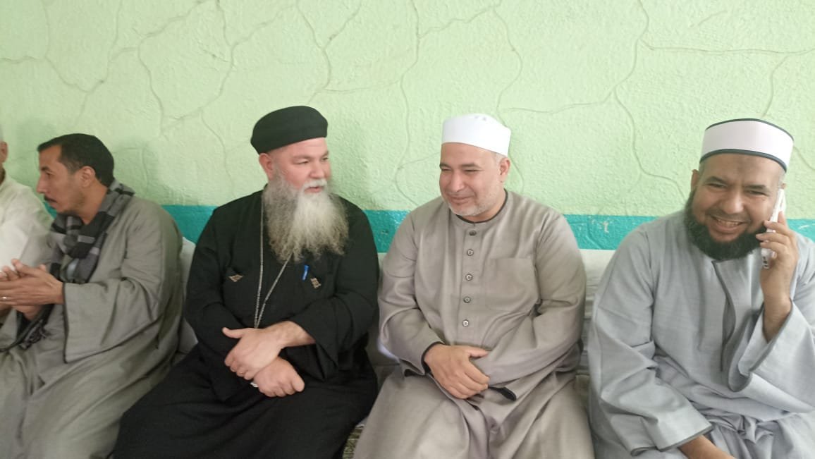 أقباط يوزعون الحلوى بفرشوط