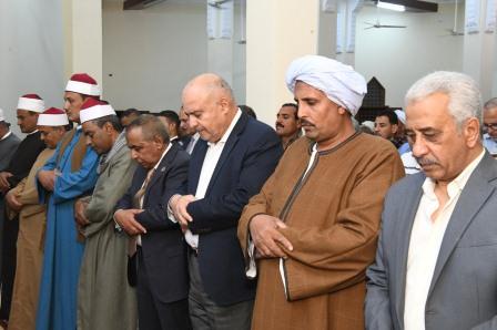محافظ قنا خلال افتتاح مسجد بـ الوقف