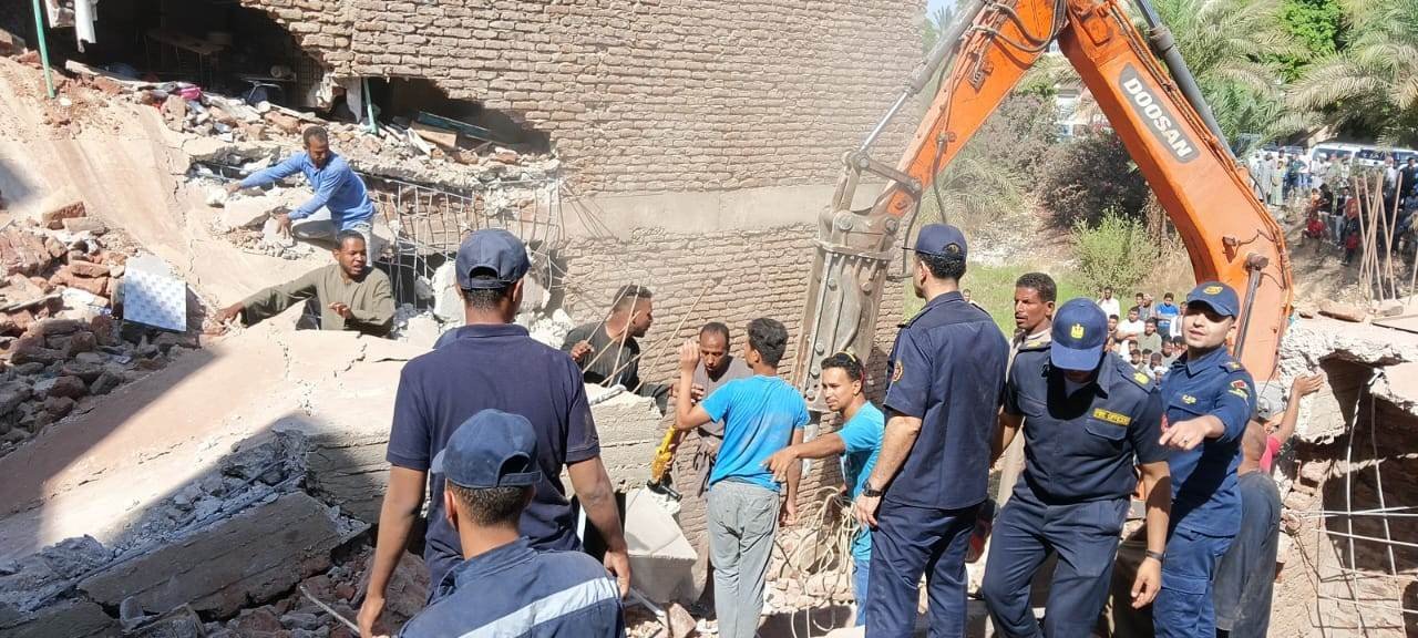 انهيار منزل في قنا