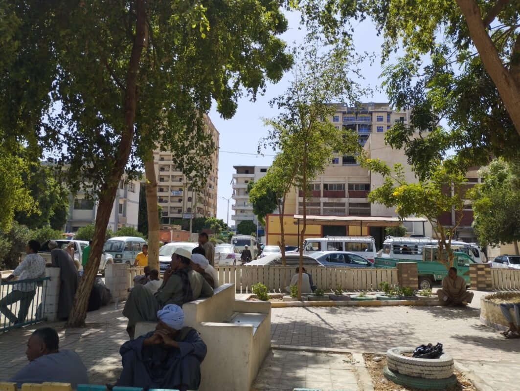 أهالي ضحايا العقار المنهار بقنا