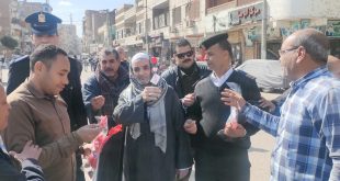 توزيع الورود على المواطنين في نجع حمادي