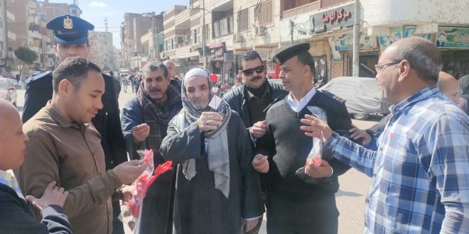 توزيع الورود على المواطنين في نجع حمادي