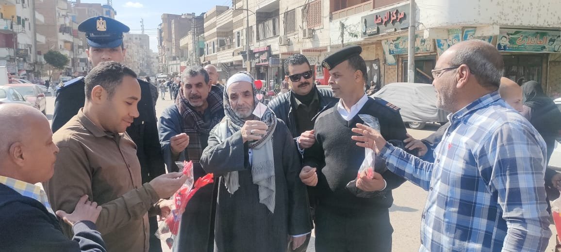 توزيع الورود على المواطنين في نجع حمادي