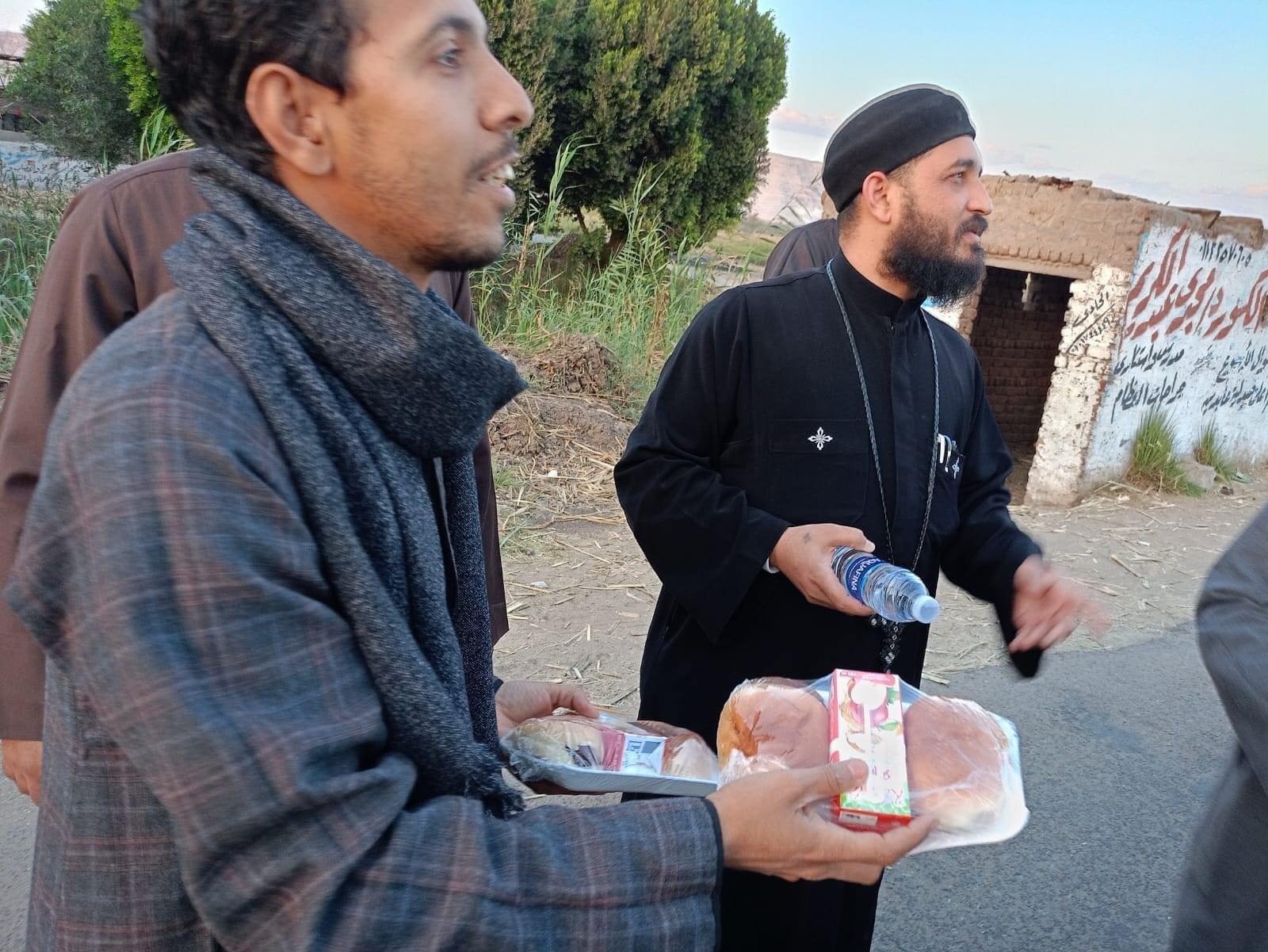 كاهن كنيسة يوزع وجبات الافطار بنجع حمادي