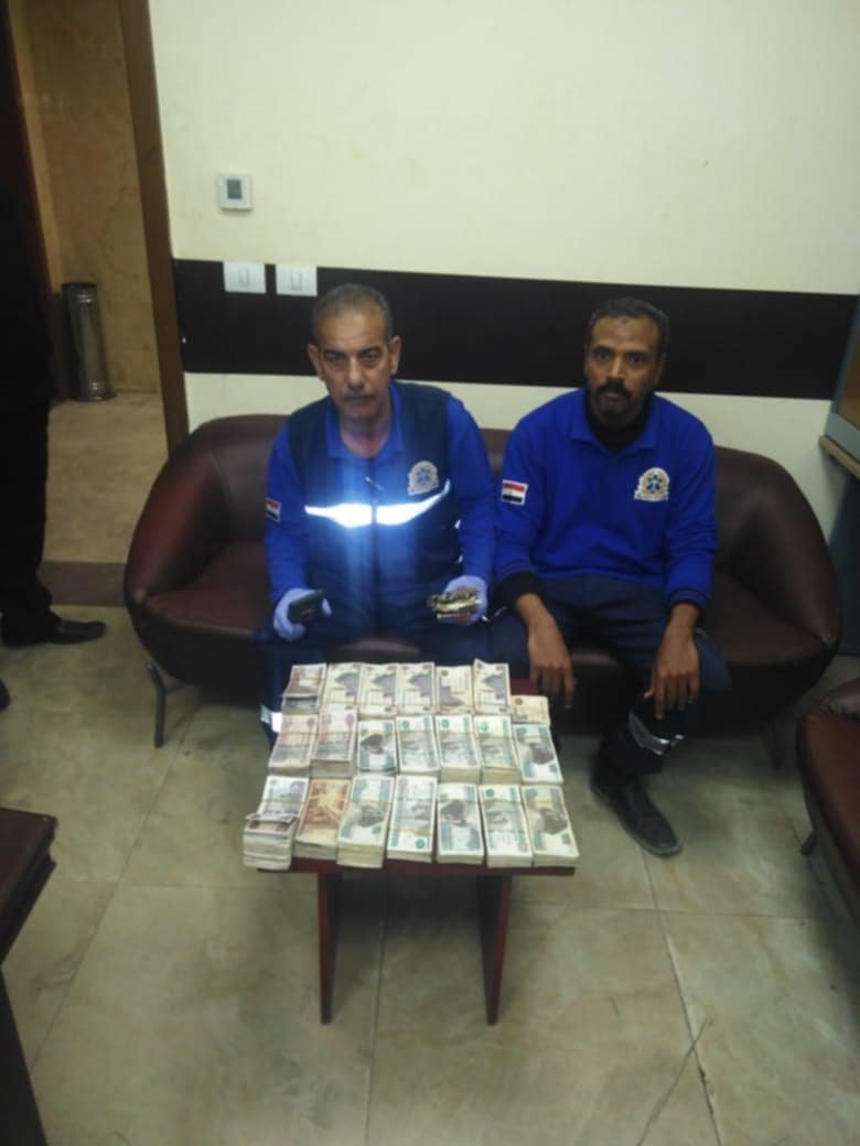 مسعف وسائق يعثران على 227 ألف جنيه