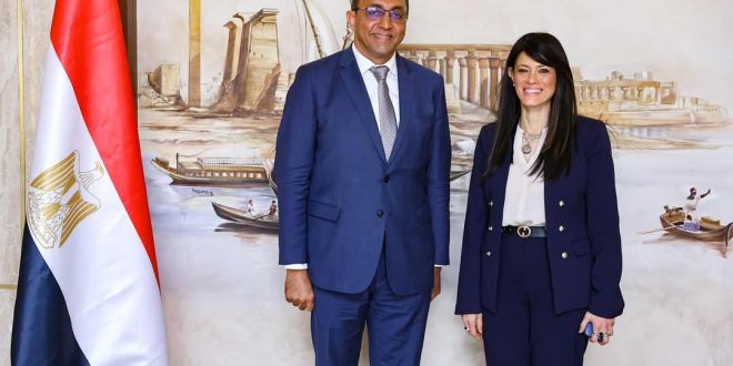 وزيرة التخطيط و محافظ قنا