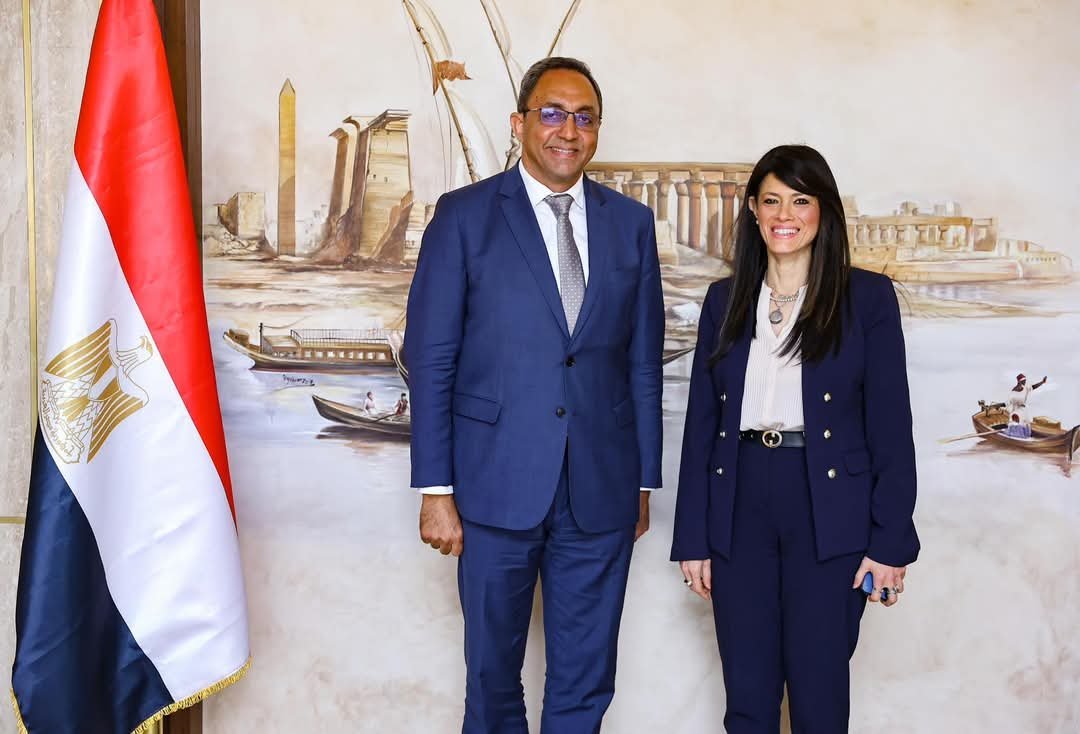 وزيرة التخطيط و محافظ قنا