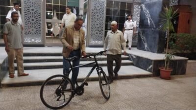 خالد عبدالحليم على الدراجة