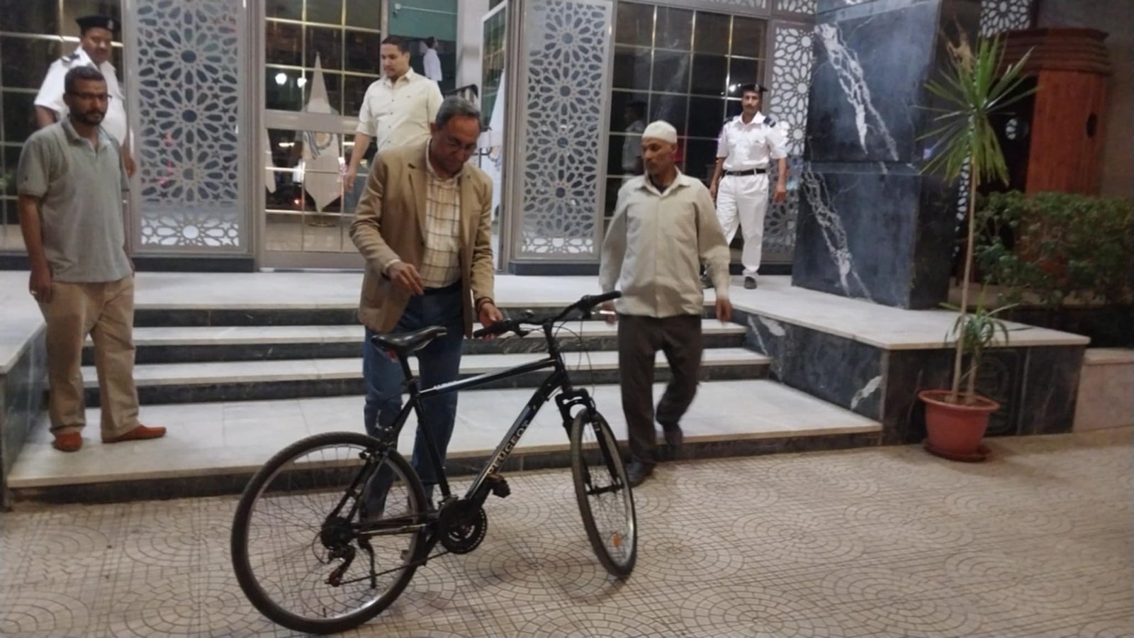 خالد عبدالحليم على الدراجة