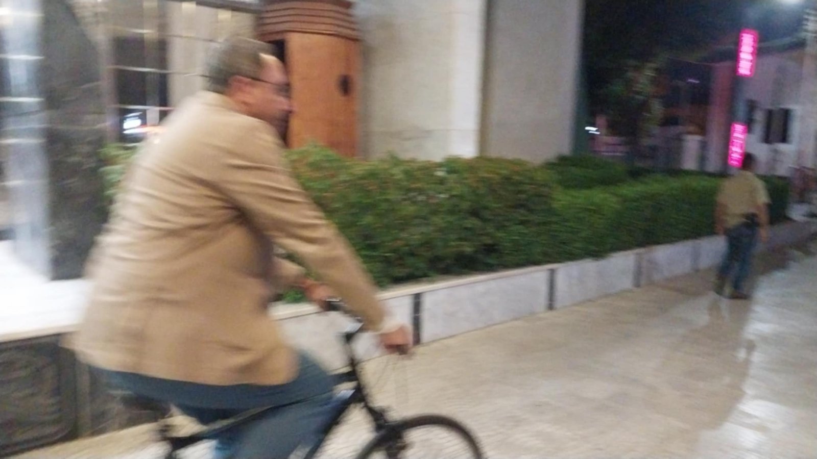 خالد عبدالحليم على الدراجة