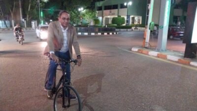 خالد عبدالحليم على الدراجة