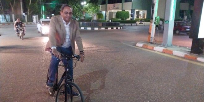 خالد عبدالحليم على الدراجة