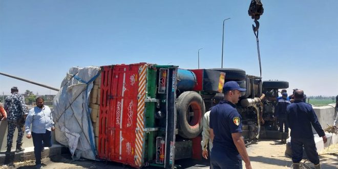 انقلاب سيارة شحن ثقيلة على محور الشهيد باسم فكري
