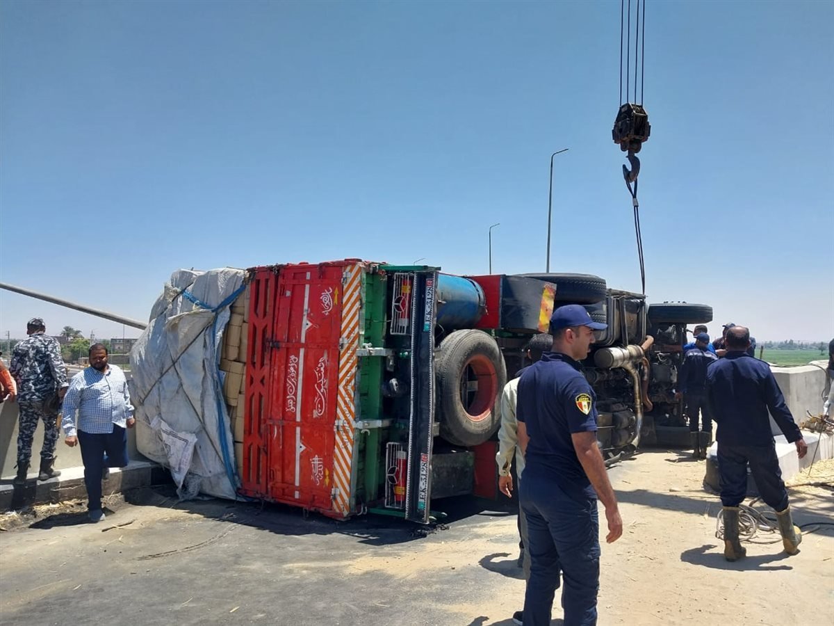 انقلاب سيارة شحن ثقيلة على محور الشهيد باسم فكري