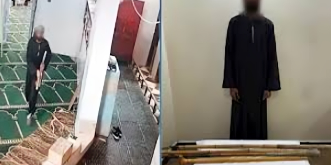 مسجل خطر يسرق عكاز كبار السن أثناء الصلاة