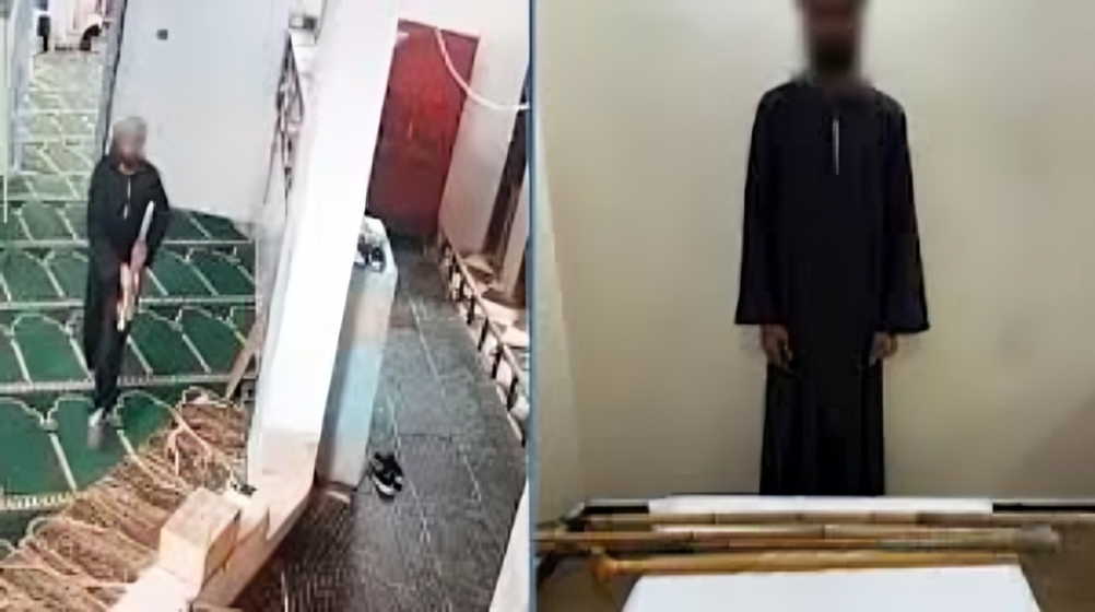 مسجل خطر يسرق عكاز كبار السن أثناء الصلاة