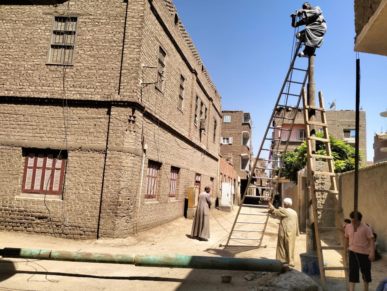 إزالة عمود إنارة آيل للسقوط بالشرقي بهجورة