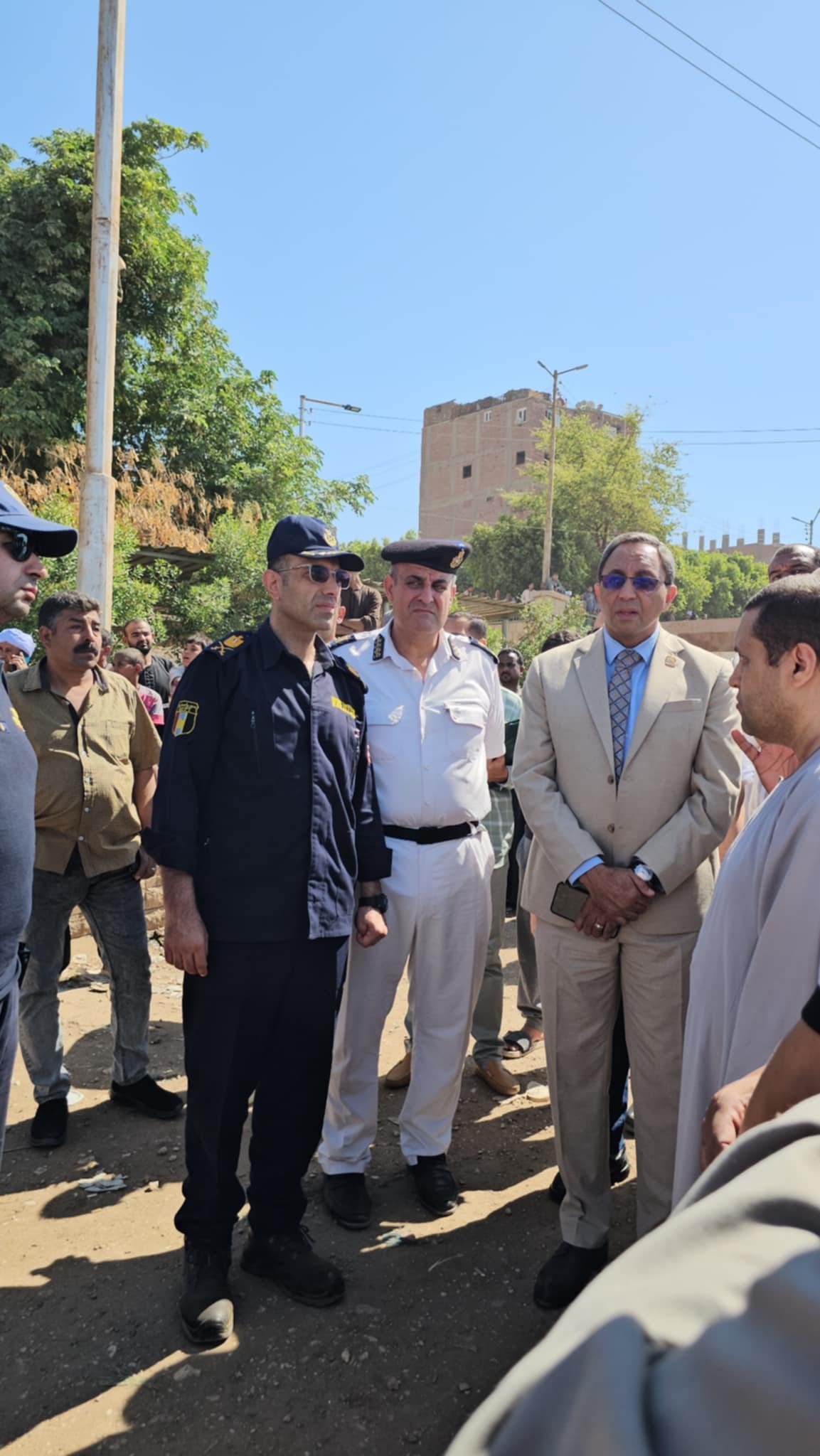 محافظ قنا يتفقد موقع الحادث