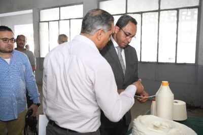 محافظ قنا خلال جولته بمصنع الغزل