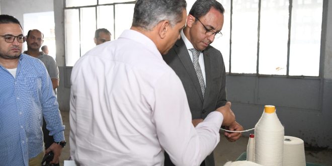 محافظ قنا خلال جولته بمصنع الغزل