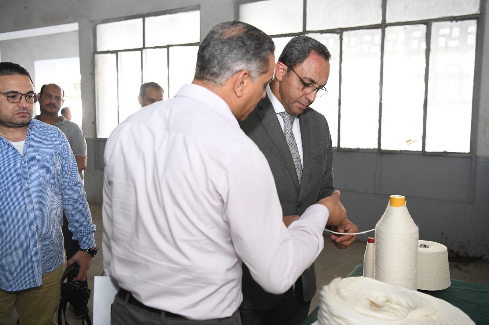 محافظ قنا خلال جولته بمصنع الغزل