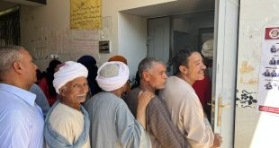 كبار السن خلال التصويت في انتخابات مجلس الشيوخ بنجع حمادي