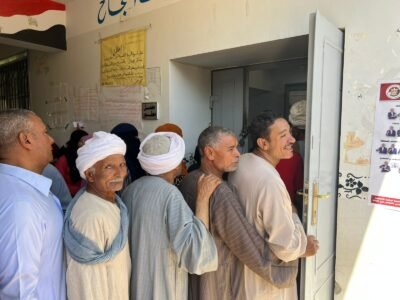 كبار السن خلال التصويت في انتخابات مجلس الشيوخ بنجع حمادي