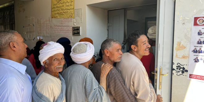 كبار السن خلال التصويت في انتخابات مجلس الشيوخ بنجع حمادي