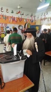 الأنبا تكلا يُدلي بصوته في انتخابات الشيوخ بقنا