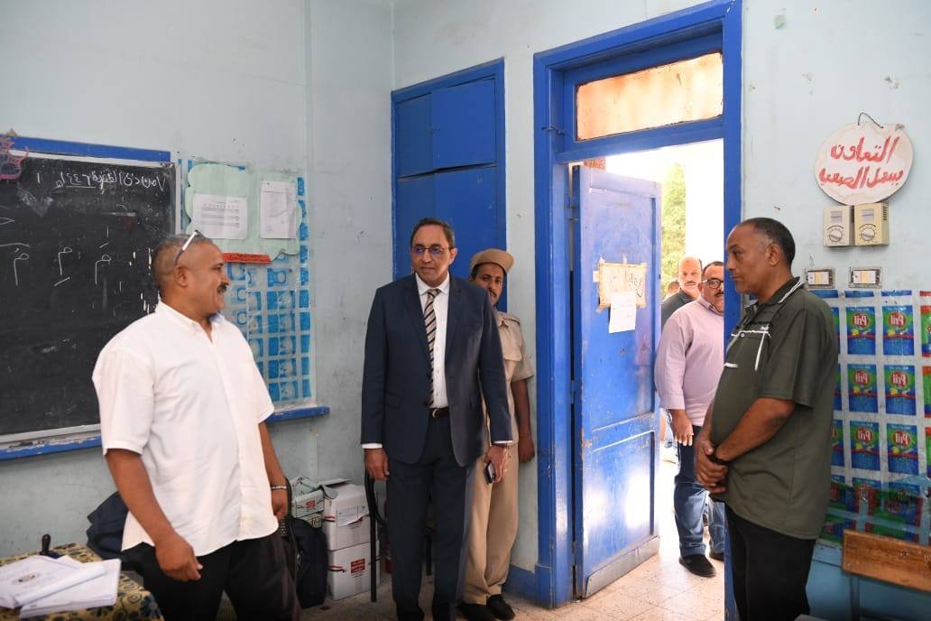 محافظ قنا يتفقد اللجان الانتخابية في اليوم الثاني