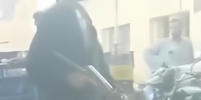 شخص يطلق النار من سلاح آلي داخل سوق في دشنا