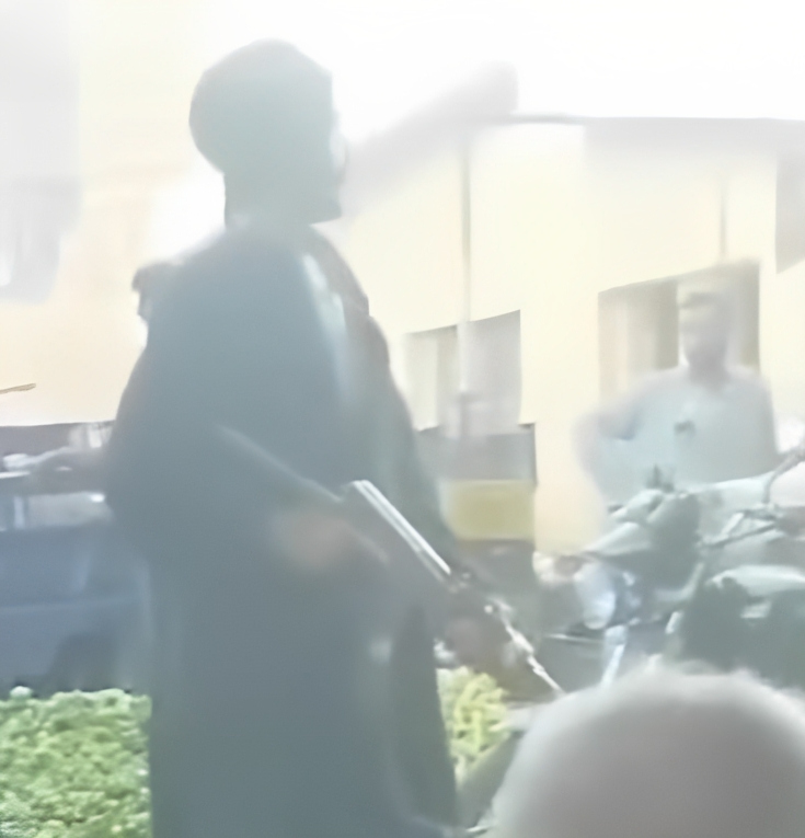 شخص يطلق النار من سلاح آلي داخل سوق في دشنا