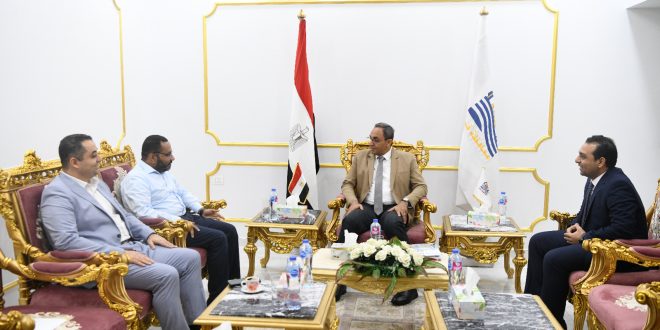 محافظ قنا