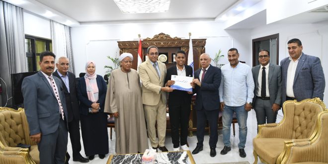 محافظ قنا