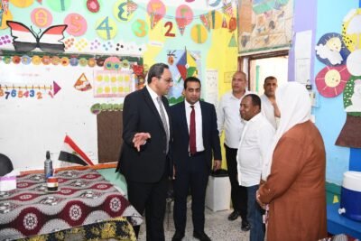 محافظ قنا يتفقد المقار الانتخابية