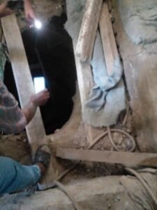 حفرة وسرداب داخل مستوصف صحي بدشنا