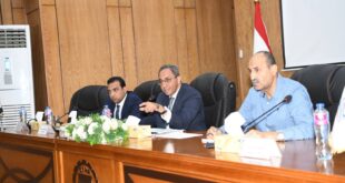محافظ قنا