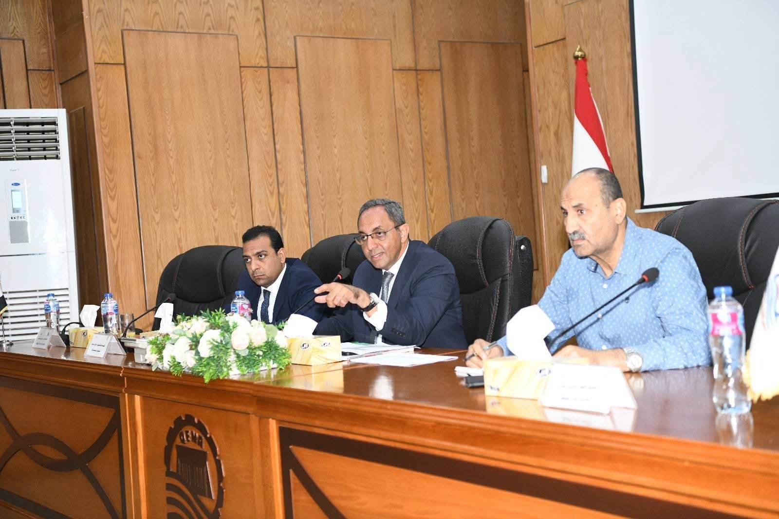 محافظ قنا