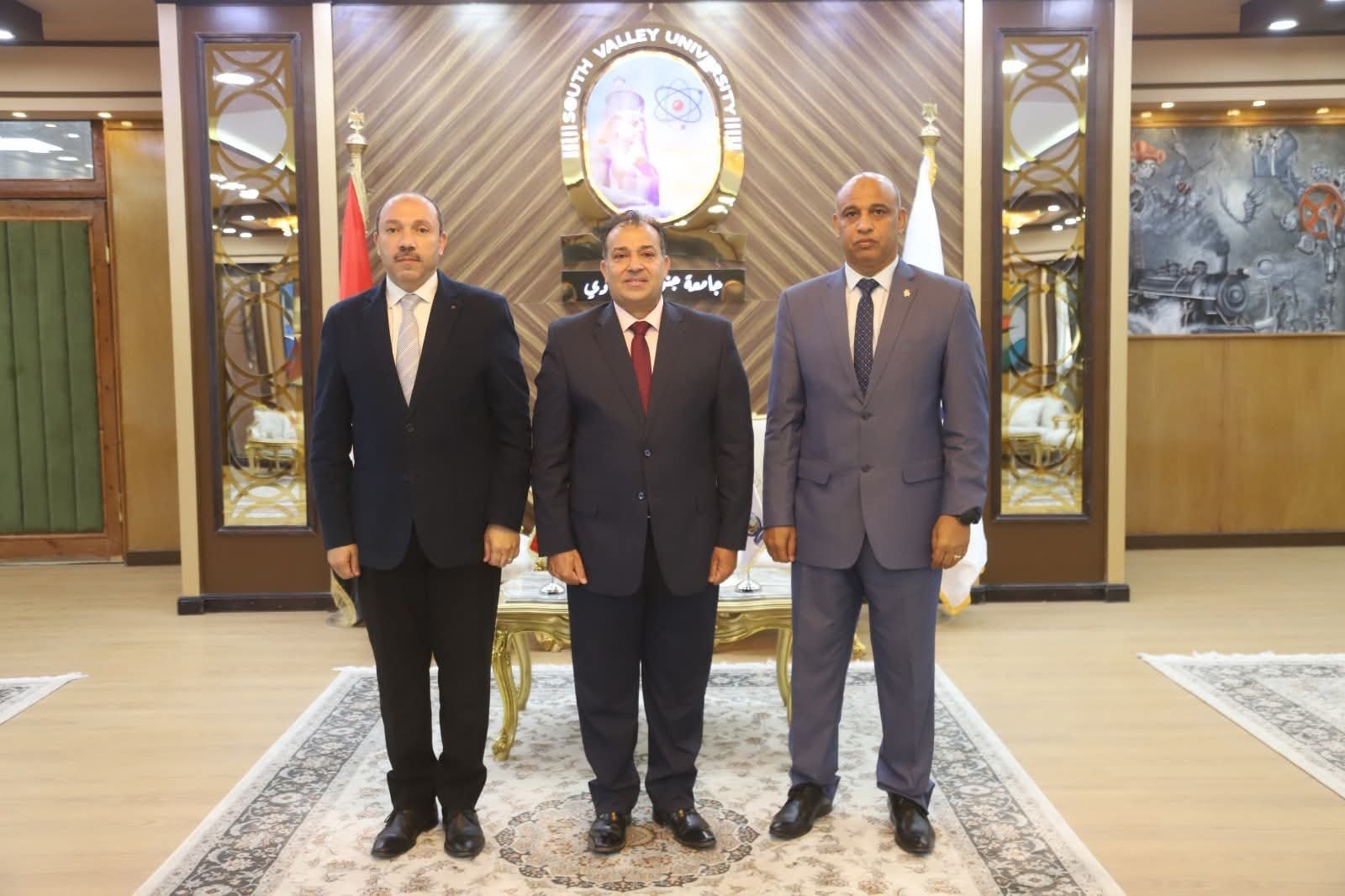 رئيس جامعة جنوب الوادي يهنئ الدكتور أشرف موسى