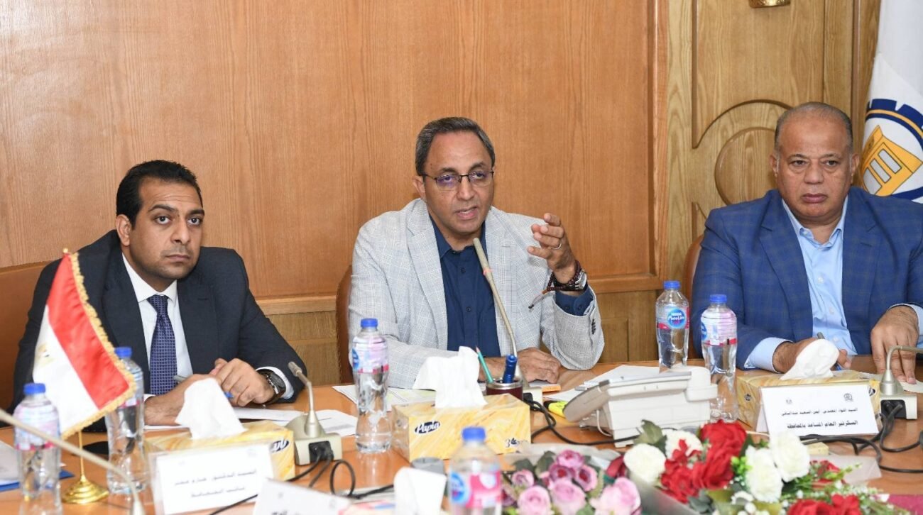 محافظ قنا_أرشيفية