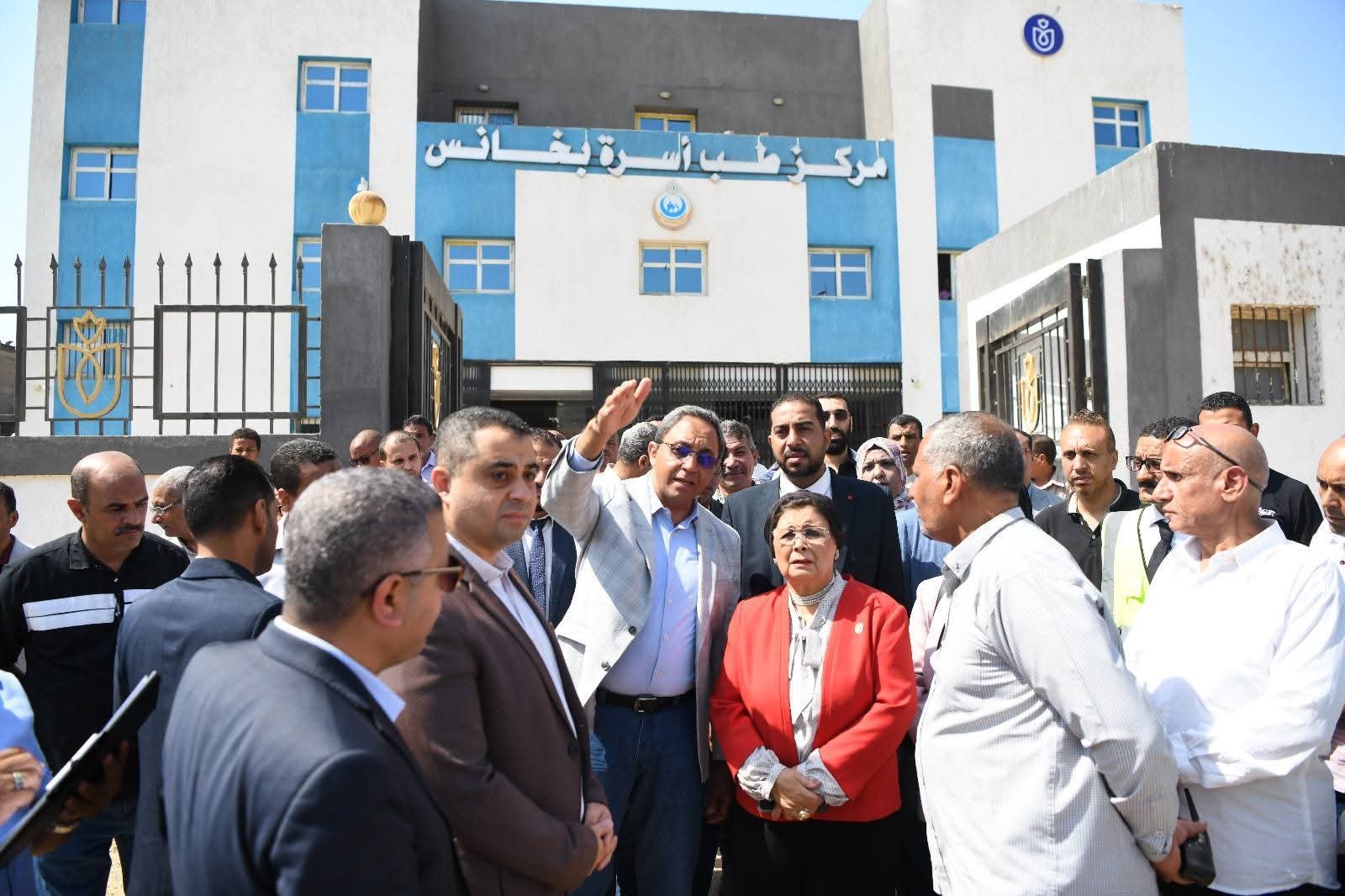 محافظ قنا ونائب وزير الصحة