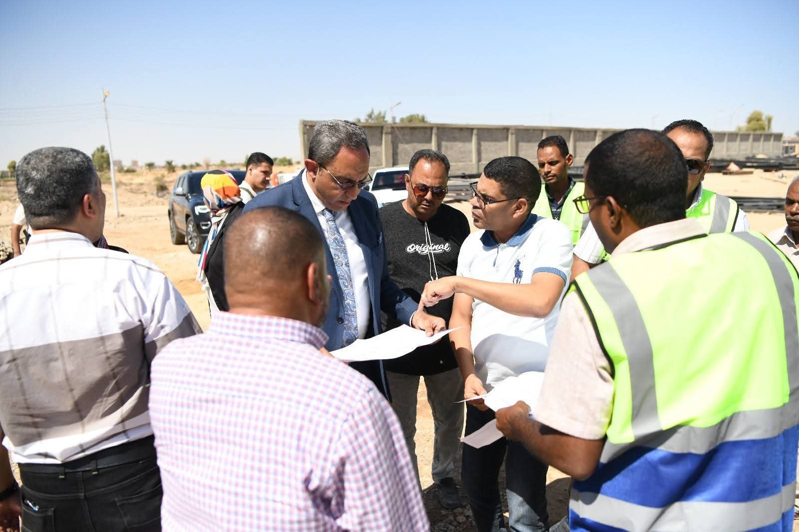 محافظ قنا يتفقد مشروع شادر الأربعين