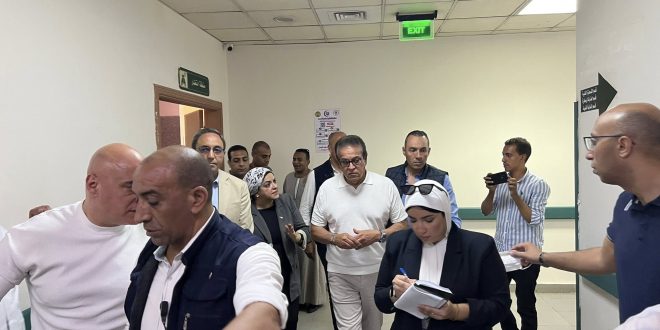 وزير الصحة ومحافظ قنا يتفقدان مستشفى قفط