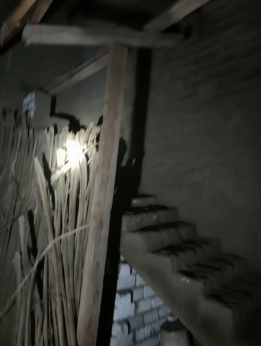 المنزل المنهار